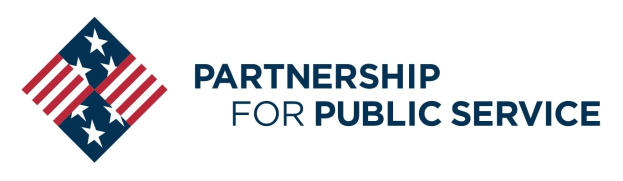 Ein Logo mit den Worten 'Partnership for Public Service' in fetter, schwarzer Schrift, zentriert in einem blauen Kreis mit einem weißen Stern, umgeben von einem weißen Rand und begleitet von einer blauen und weißen Fahne mit dem gleichen Text.