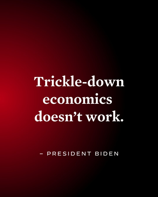 Plakat mit fetter schwarzer Schrift "Trickle-Down Economics Works Not" vor einem weißen Hintergrund, eingerahmt von einem dünnen schwarzen Rand, begleitet von einem Zitat des Präsidenten Biden.