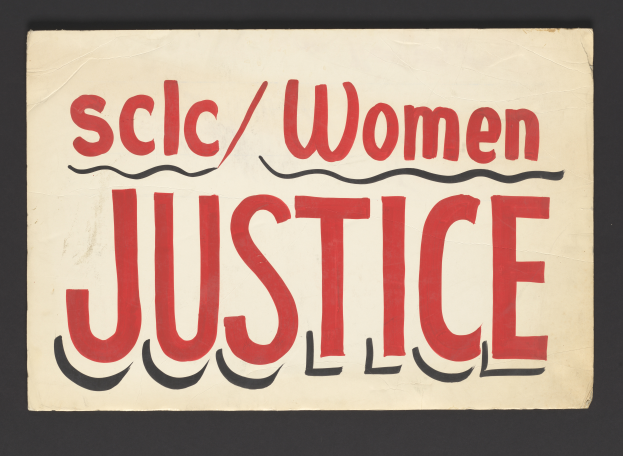 Ein Plakat mit fetter schwarzer Schrift, die 'scic/women justice' in der Mitte auf einem weißen Hintergrund zeigt, eingerahmt von einem schwarzen Rand.