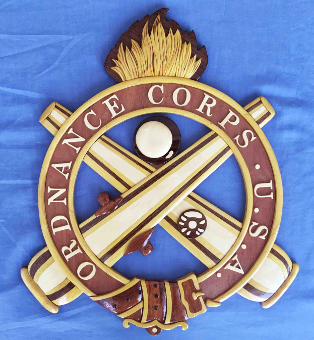 Holzschild mit "Ordnance Corps" in schwarzer Schrift, auf blauem Tuch montiert, mit einem weißen Stern auf marineblauem Hintergrund mit goldener Einfassung und detaillierter Gravur.