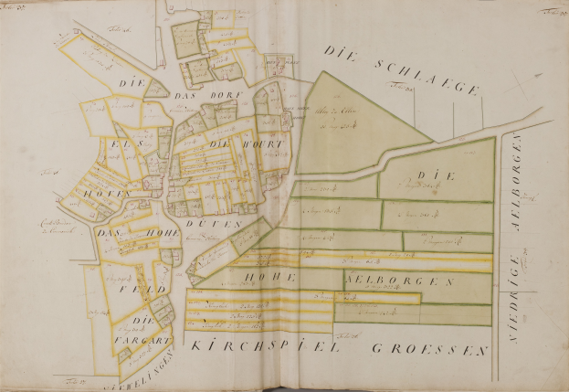 Ein altes Buch mit einer detaillierten Karte von Hamburg, Deutschland, mit Straßen, Gebäuden und Sehenswürdigkeiten, begleitet von Texten, die Informationen über die Bevölkerung, Straßen und Sehenswürdigkeiten der Stadt liefern.