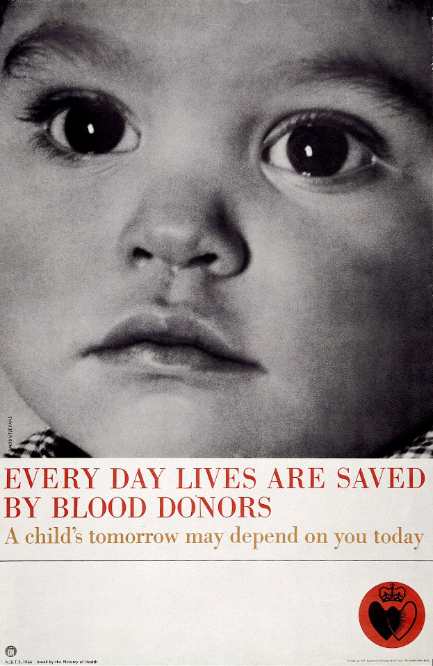 Plakat mit einem Kindergesicht in der Mitte, umgeben von fettem schwarzem Text, der "Jeden Tag werden durch Blutspender Leben gerettet" besagt und eine ernste und dringliche Botschaft vermittelt.
