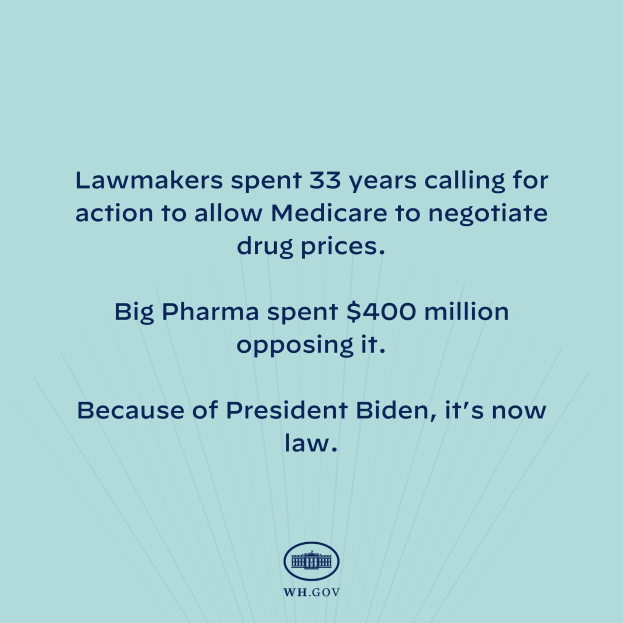 Blauer Hintergrund mit fettem weißem Text, der besagt: "Lawmakers Spent 33 Years Calling for Action to Allow Medicare to Negotiate Drug Prices" und ein Logo unten.