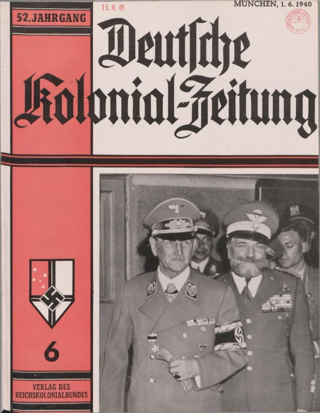 Buch mit dem Titel 'Deutsches Kolonial-Feitung' vom 11/1940, das Adolf Hitler auf dem Cover zeigt, von einer Person gehalten, umgeben von anderen mit Mützen.
