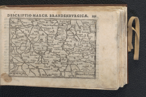 Ein offenes Buch, das eine detaillierte Karte der geografischen Merkmale Brandenburgs auf einem schwarzen Hintergrund zeigt.