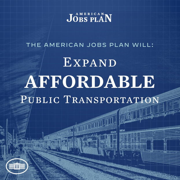 Plakat mit einem Zug auf einem Bahnsteig mit ein paar Menschen in der Nähe, das "The American Jobs Plan Will Expand Affordable Public Transportation" bewirbt.
