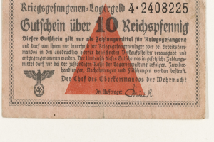 Eine alte deutsche 10 Reichspfennig-Banknote mit einem roten Dreieck, die deutsche Texte und ein Logo zeigt, vor einem weißen Hintergrund.