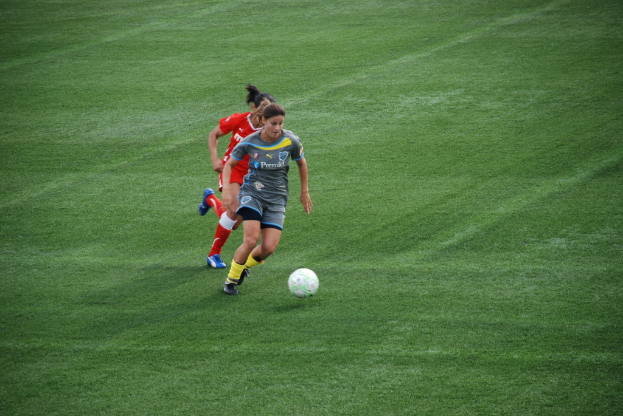 Frauen und Ball auf dem Boden.