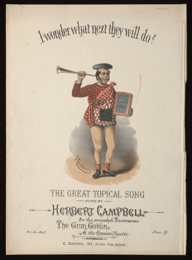 Eine Person in buntem Outfit hält ein Musikinstrument und ein Blatt Papier mit der Aufschrift "The Great Topical Song by Herbert Campbell" und strahlt fröhlich.
