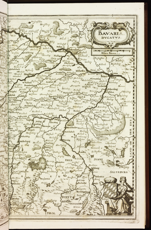Ein aufgeschlagenes Buch mit einer detaillierten Karte von Bayern, auf der Städte, Ortschaften, Flüsse und weitere geografische Merkmale eingezeichnet sind.