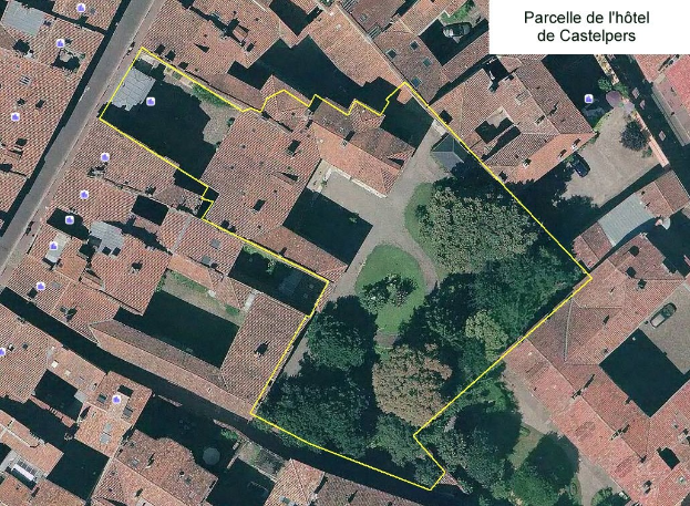 Luftaufnahme einer Stadt mit Gebäuden, Bäumen und Gras, mit einer Karte im oberen rechten Eck, die die Lage eines Hotels markiert.