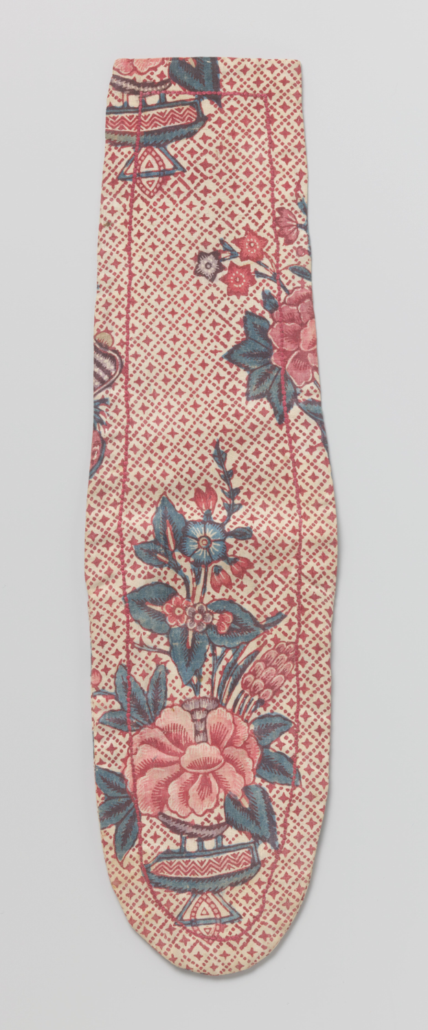 Ein Paar Socken mit einem roten und blauen Blumenmuster auf einem weißen Hintergrund, das verschiedene Blumen und Blätter zeigt.
