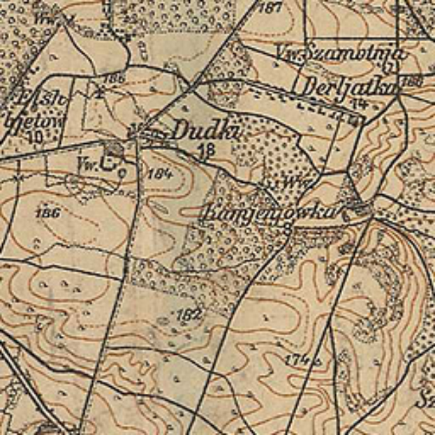 Eine alte topografische Karte der Stadt Dudla, die Konturen, Straßen, Sehenswürdigkeiten und Texte mit Namen und Höhendifferenzen zeigt.