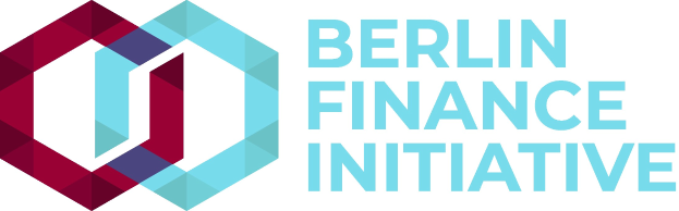 Logo der Berliner Finance Initiative: ein blauer Kreis mit weißer Umrandung und einem weißen "B" in der Mitte, umgeben von einem weißen Ring mit blau-weißem Karomuster, vor einem weißen Hintergrund mit den Worten "Berlin Finance Initiative" in fetter schwarzer Schrift.