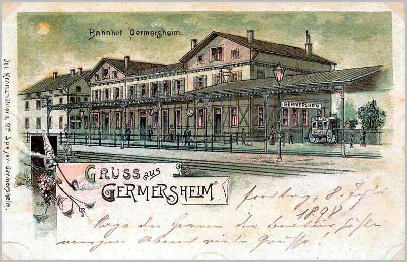 Alte Ansichtskarte zeigt den Bahnhof Germersheim in Deutschland mit einem Gebäude, einem Zaun, einem Straßenpfahl, Menschen, Fahrzeugen, Bäumen und einem bewölkten Himmel.