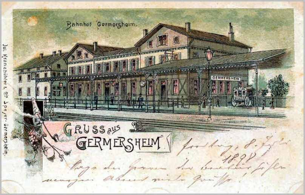 Alte Ansichtskarte zeigt den Bahnhof Germersheim in Deutschland mit einem Gebäude, einem Zaun, einem Straßenpfahl, Menschen, Fahrzeugen, Bäumen und einem bewölkten Himmel.