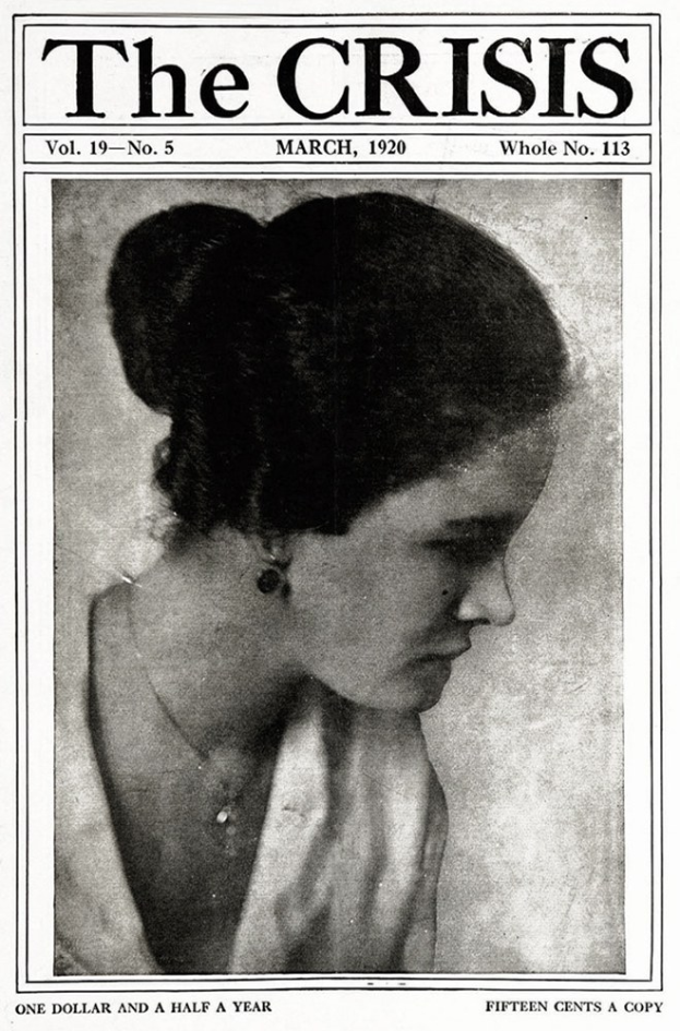 Schwarzes und weißes Porträt einer Frau auf dem Titelbild einer Zeitschrift, ihr Gesicht ist sichtbar mit zur Seite blickenden Augen und leicht geöffneten Lippen, sie trägt ein weißes Kleid und einen gemusterten Schal, mit der Aufschrift "Die Krise" auf dem Titelbild.