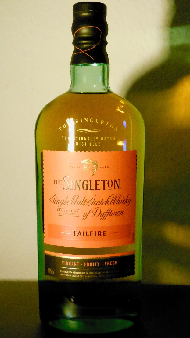 Tiefe Bernsteinflasche von Singleton of Dufftown Tailfire Single Malt Scotch Whisky mit einem schwarzen Etikett, das ein Löwen- und Schlosswappen zeigt.