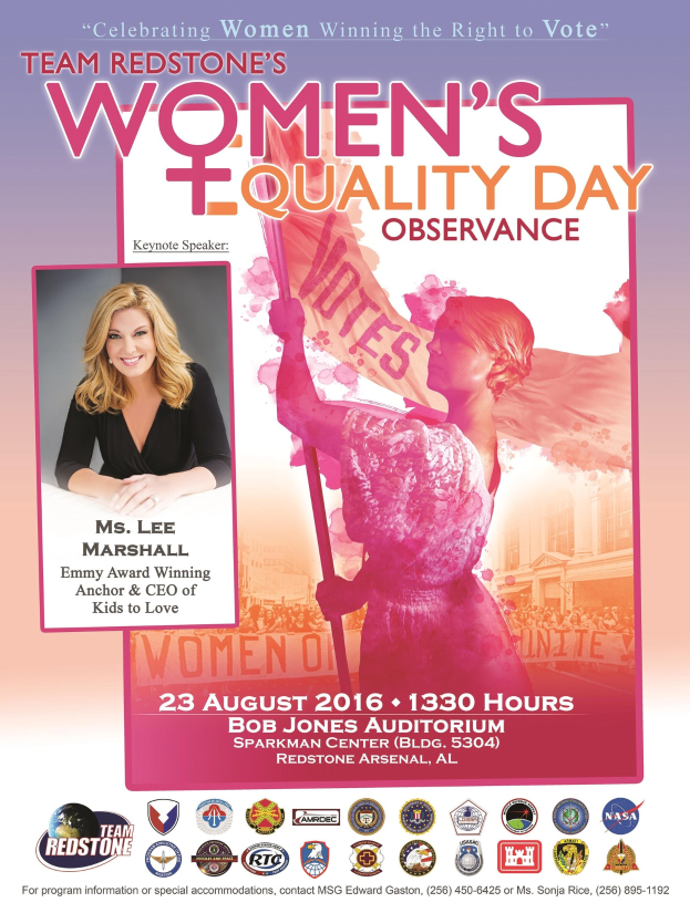 Plakat für die Feier des Women's Equality Day von Team Redstone mit einer Frau, die eine Fahne mit dem Text "Women's Equality" hält, Logos und Veranstaltungseinzelheiten unten.