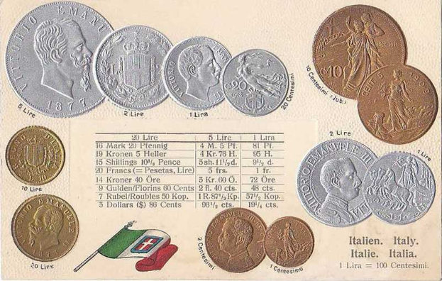 Eine Sammlung italienischer Münzen von 1877 bis 1910, darunter mehrere 20-Lire-Stücke, die auf Papier in einer Reihe angeordnet sind, mit zwei Flaggen darunter, darunter die italienische Flagge.