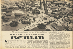 Schwarz-weißes Foto einer alten Zeitung mit einer Stadtlandschaft, Text und Bäumen.