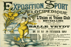 Ein Vintage-Plakat, das eine Sportausstellung ankündigt, zeigt einen Radfahrer in einem leuchtend gelben Kleid mit entschlossener Miene.