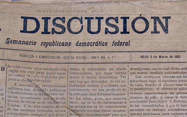 Zeitung mit gelblich, leicht zerknittertem Papier, auf dem in schwarzer Tinte der Titel "Semanario Repúblicano Democrático Federal" und das Wort "Diskussion" steht.