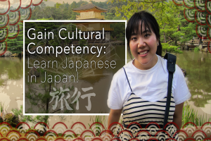 Eine Frau lächelt vor einer friedlichen Landschaft mit Wasser, Pflanzen, Bäumen, einem Gebäude und einem klaren blauen Himmel; Text lautet "Kulturelle Kompetenz erwerben: Japanisch in Japan lernen."