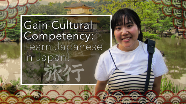 Eine Frau lächelt vor einer friedlichen Landschaft mit Wasser, Pflanzen, Bäumen, einem Gebäude und einem klaren blauen Himmel; Text lautet "Kulturelle Kompetenz erwerben: Japanisch in Japan lernen."