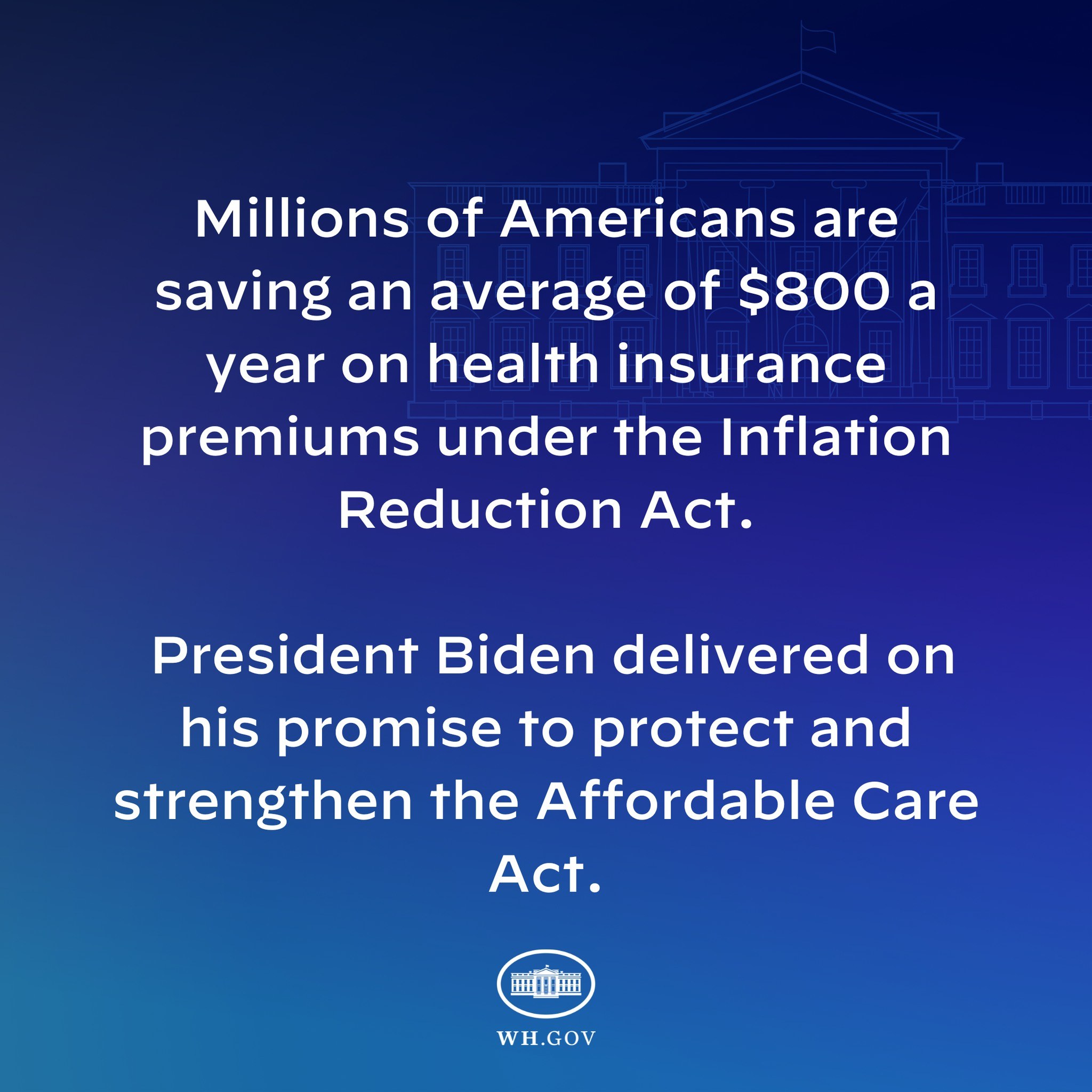 Blauer Hintergrund mit weißer Schrift, die besagt: "Millionen von Amerikanern sparen durchschnittlich 800 USD pro Jahr an Gesundheitsversicherungsprämien thanks to the Inflation Reduction Act" und ein Logo in der Mitte.