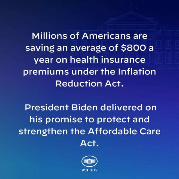 Blauer Hintergrund mit weißer Schrift, die besagt: "Millionen von Amerikanern sparen durchschnittlich 800 USD pro Jahr an Gesundheitsversicherungsprämien thanks to the Inflation Reduction Act" und ein Logo in der Mitte.