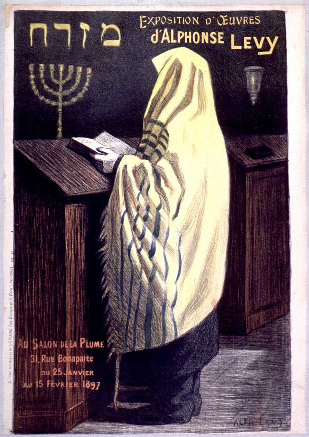 Ein Plakat, das eine Ausstellung jüdischer Kunst in Paris ankündigt, zeigt eine Person vor einem Tisch mit einem Buch und einer Menora sowie Text mit Ausstellungdetails.