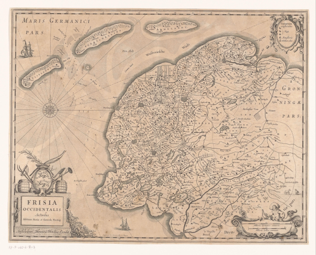 Ein detaillierter Plan der Insel Ostfriesland, umgeben von Text und Bildern, der verschiedene Inseln, Gewässer und die umliegende Landschaft zeigt, mit zusätzlichen Informationen zu den Planmerkmalen.