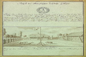 Schwarz-weißes Bild einer Kopie der ersten Fassung der deutschen Verfassung, das ein altes Dokument mit einer Straßenszene zeigt, einschließlich eines Fahnenmasts, Gebäude, Bäume und Himmel.