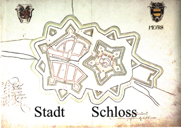 Ein detaillierter Stadtplan von Schloss Stadt auf einem Plakat, der Straßen, Gebäude und Sehenswürdigkeiten zeigt, mit begleitendem Text über die Geschichte, Kultur und Attraktionen der Stadt.