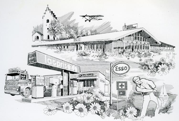 Eine Schwarz-Weiß-Zeichnung namens "Tankstelle" aus dem Jahr 1969, die einen Mann vor einer Tankstelle zeigt, umgeben von Pflanzen, einem Fahrzeug, einem Gebäude, Bäumen und einem Flugzeug am Himmel.