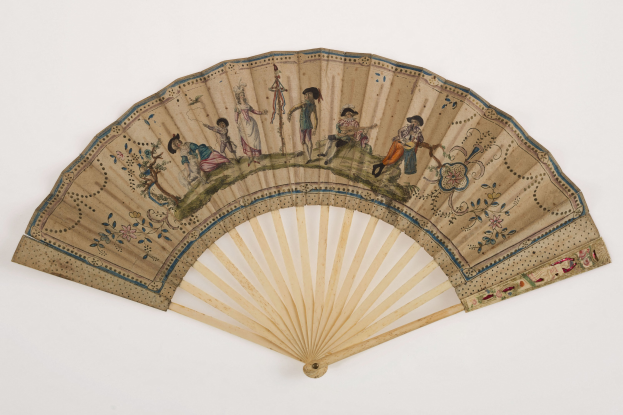 Ein dekorativer Fächer mit einem leuchtenden Bild von tanzenden Menschen gegen einen weißen Hintergrund.