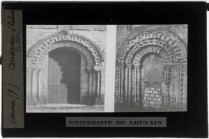 Schwarz-weiß-Foto eines Universitätsgebäudes mit Rundbogenfenstern und einer Tür, mit Text unten.