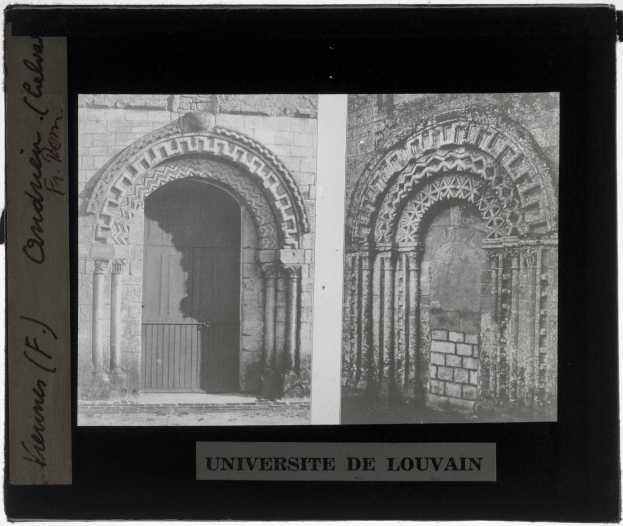 Schwarz-weiß-Foto eines Universitätsgebäudes mit Rundbogenfenstern und einer Tür, mit Text unten.