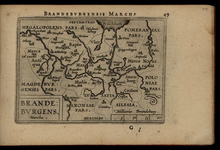 Altes Buch mit einer detaillierten Karte der Brandenburg-Region Deutschlands auf einem schwarzen Hintergrund, einschließlich geografischer Merkmale wie Flüsse, Berge und Städte.