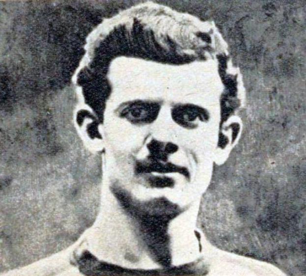 Schwarzes und weißes Porträt eines Mannes mit Schnurrbart, der als legendärer Fußballspieler gilt, der im Alter von 89 Jahren starb.