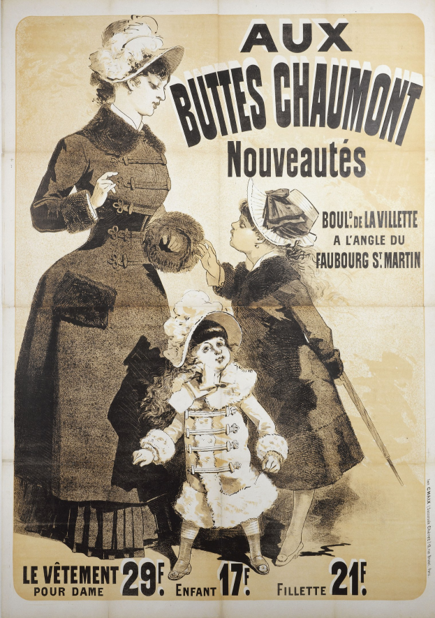 Ein Mode-Show-Plakat mit einer Frau in einem langen, hochgeschlossenen Kleid mit langen Ärmeln und einem Kind in einem passenden Kleid und Hut, die beide mit den Armen umeinander gelegt posieren.