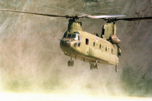 Militärischer Hubschrauber öber einem Berg