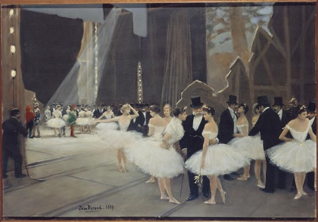 Ein Bild mit dem Titel "Tanz an der Oper" von Jean Beraud, das eine Gruppe von Tänzern in weißen Tutus und Hüten auf einer Bühne zeigt, die von Lichtern beleuchtet und gerahmt ist.