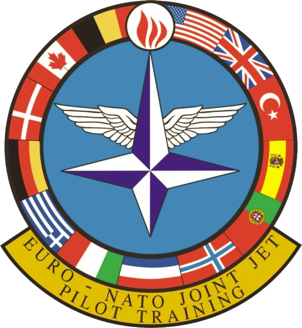 Blauer Kreis mit einem weißen Stern in der Mitte, umgeben von vier farbigen Flaggen, mit der Aufschrift 'NATO Joint Jet' in Weiß.