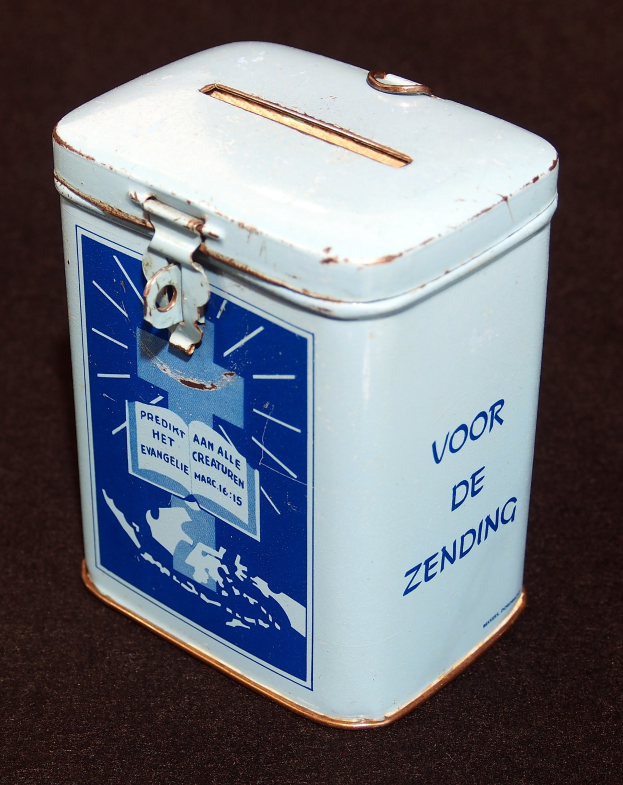 Weißer und blauer Blechspartopf mit einem blauen und weißen Schild, das 'Voor de Zending' auf einer schwarzen Oberfläche trägt.