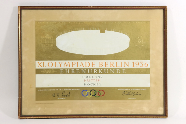 Ein weißer Hintergrund mit einem Bilderrahmen, der ein Plakat für die Olympischen Spiele 1936 in Berlin enthält.