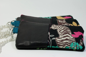 Mehrere Geldbörsen werden auf einen Tisch gelegt.