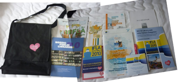 Eine Tasche mit 'Bibliothek Lieber' darauf und einige Bücher auf einem Bett.