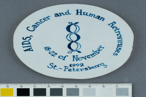 Ein Teller mit der Aufschrift "AIDS, Krebs und Human-Retroviren" und einer bunten Skala unten.